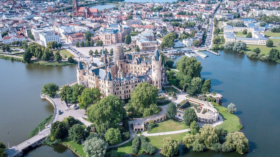 Das Schloss ist das Wahrzeichen von Schwerin. Die einstige Residenz der mecklenburgischen Herzöge soll Weltkulturerbe werden. Foto: Jens Büttner/dpa