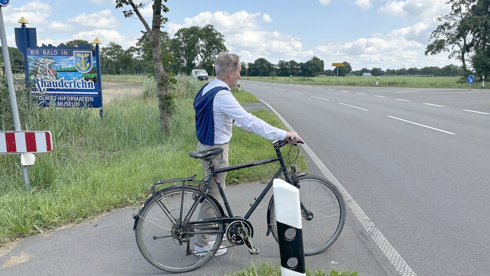 Wie sieht die Situation für Fahrradfahrer in Rhauderfehn und Umgebung aus? Wo gibt es Gefahrenquellen und unübersichtliche Situation. Hier steht der Rhauderfehner Ratsherr Andreas Meinders an der Potshausener Straße in Holte. Foto: Kruse