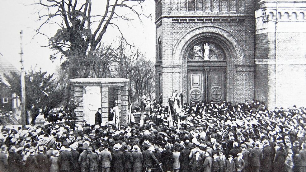 Unter sehr großer Anteilnahme der Bevölkerung wurde das Ehrenmal zu Gedenken der Kriegsopfer bei der Kirche am 23. Januar 1923 eingeweiht. Fotos: Archiv