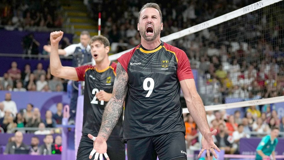 Deutschlands Volleyballer feiern einen wichtigen Sieg zum Olympia-Auftakt. Foto: Alessandra Tarantino/AP/dpa