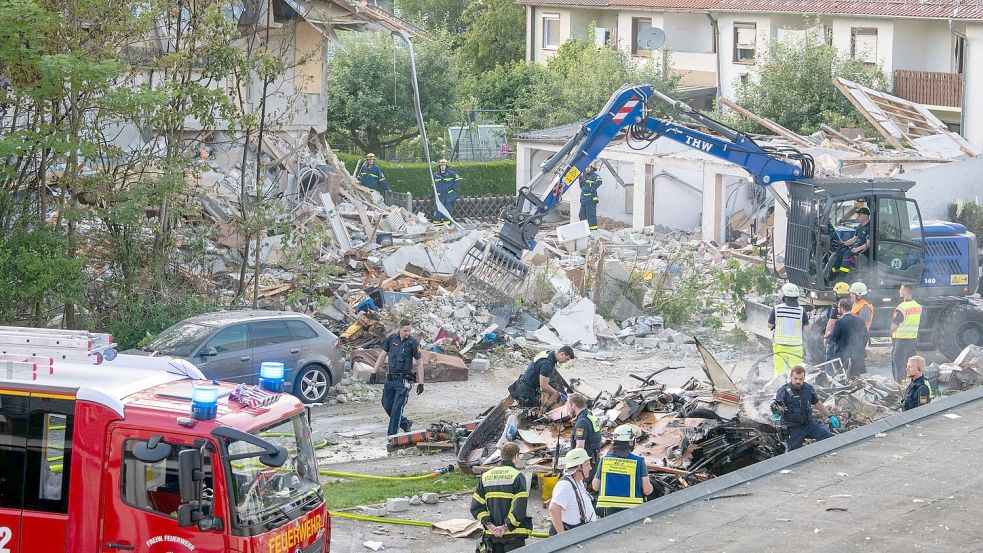 Rettungskräfte arbeiten an der Unglücksstelle. Foto: Stefan Puchner/dpa