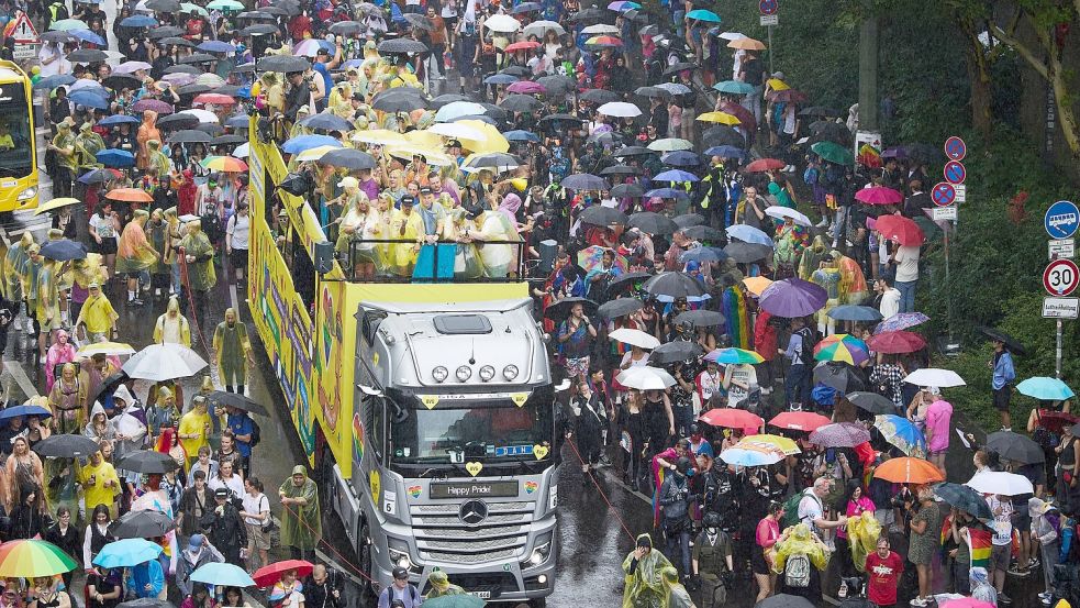 Erst regnet es beim CSD, doch dann kommt auch die Sonne raus. Foto: Jörg Carstensen/dpa