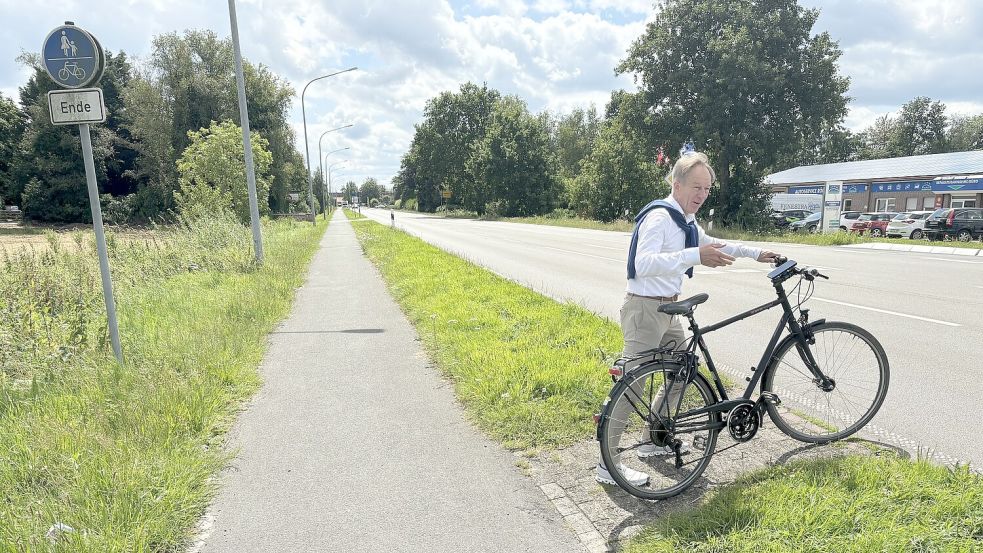 Links auf dem Verkehrsschild steht es: Hier endet der kombinierte Fuß- und Radweg in Fahrtrichtung Zentrum. In Höhe des Gewerbegebiets Rhaudermoor soll die B 438 überquert werden. Andreas Meinders hat es gemacht, hält das aber für sehr gefährlich. Foto: Kruse