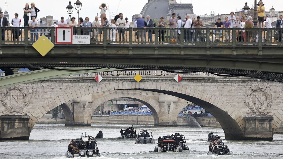 Bei der Eröffnungsfeier fuhren die Boote der Sportler über die Seine: Für die Triathleten könnte ein Start in dem Fluss aber schwierig werden. Foto: dpa/Thomas Samson