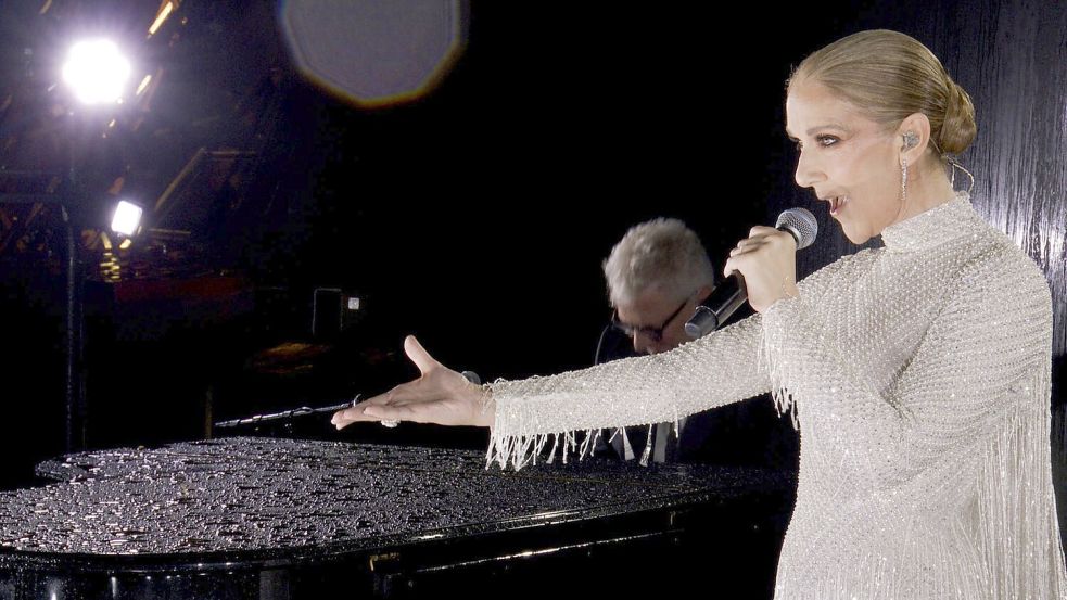 Nach krankheitsbedingter Pause tritt Celine Dion erstmals wieder auf - und das von Hunderten Millionen Zuschauern weltweit. Foto: Uncredited/Olympic Broadcasting Services/AP