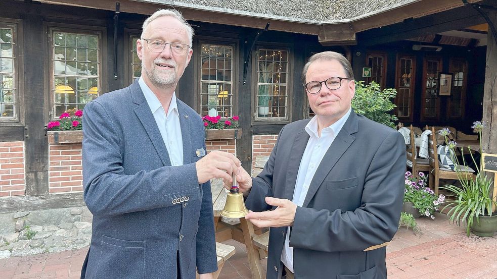 Ludger Fischer (links) neben dem neuen Präsidenten des Rotary-Clubs Friesoythe-Artland-Cloppenburg Henrik Unland. Foto: Knuck