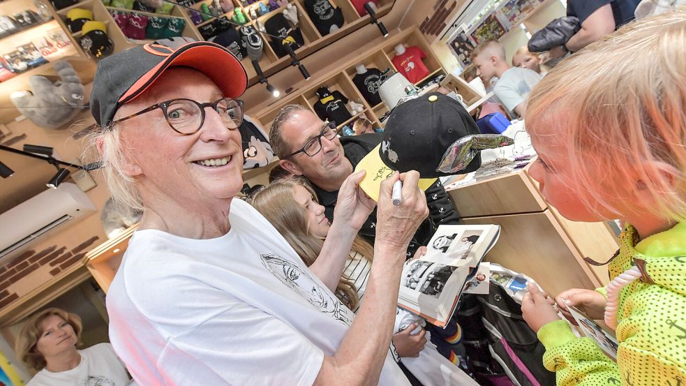 Im Juli 2023 war Otto Waalkes für seine erste Autogrammstunde seit Beginn der Corona-Pandemie im Otto-Huus in Emden. Foto: Ortgies/Archiv