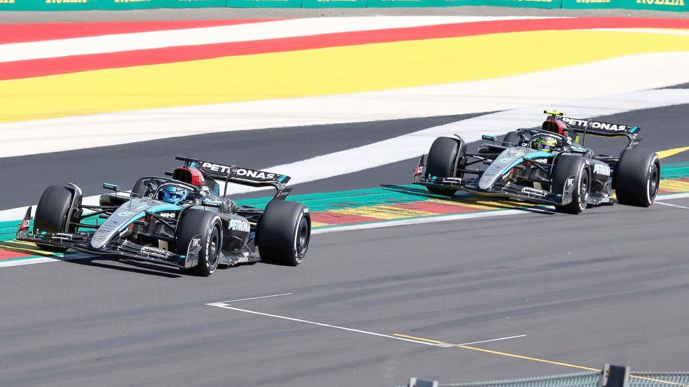 Mercedes-Pilot George Russell (l) kommt vor seinem Teamkollegen Lewis Hamilton ins Ziel: Doch der Sieg wird ihm später aberkannt. Foto: Geert Vanden Wijngaert/AP/dpa