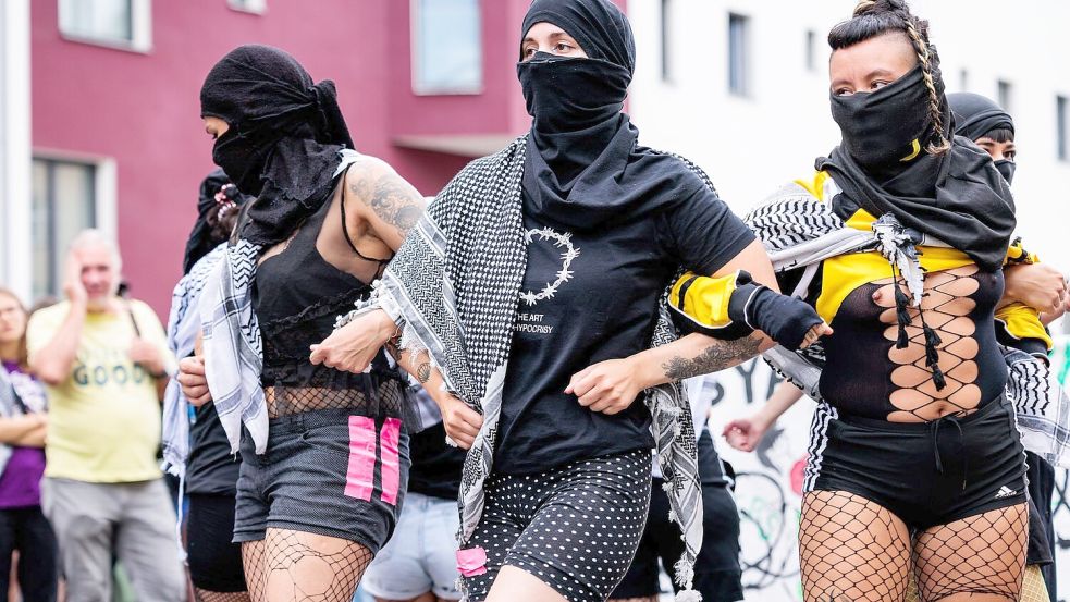 Aktivistinnen tanzen bei der Demonstration „Queers for Palestine“. Die Demo fand zeitgleich mit dem CSD statt, ist von diesem aber unabhängig. Foto: Carsten Koall/dpa