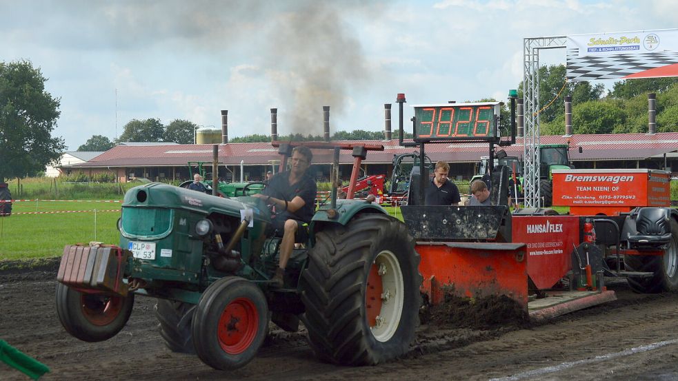 Dieser Teilnehmer aus dem Kreis Cloppenburg schaffte knapp 39 Meter beim Traktor-Pulling. Dann war Schluss, wie man am Rauch sehen kann. Durch den heftigen Regenschauer am Tag zuvor war der Unterboden aufgeweicht, was zu erschwerten Bedingungen führte. Foto: Weers