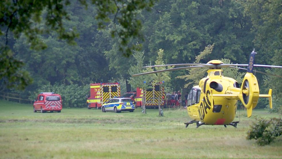 Ein Großaufgebot an Einsatzkräften hatte die durch einen Blitzeinschlag Verletzten am 21. Juli unweit des Rodelbergs in den Graftanlagen in Delmenhorst versorgt. Foto: Gerrit Schröder/Nonstopnews