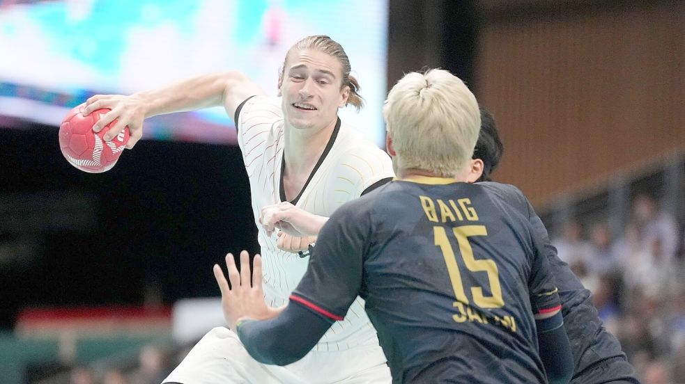 Spielmacher Juri Knorr spielt gegen Japan völlig befreit auf. Foto: Marcus Brandt/dpa