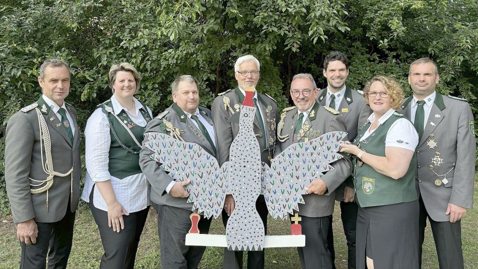 Der Vorstand des Schützenvereins Neuland mit dem neuen Adler für das Königsschießen am 10. August 2024. Heinrich Kruse hat ihn gebaut. Foto: Passmann