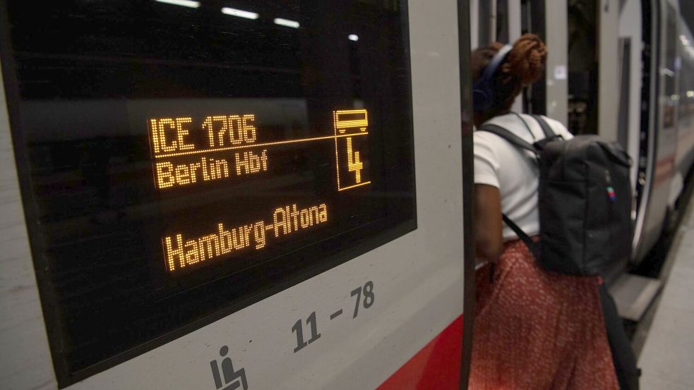 Vom 16. August bis zum 14. Dezember dauert die ICE-Fahrt zwischen Hamburg und Berlin 45 Minuten länger. (Archivbild) Foto: Paul Zinken/dpa