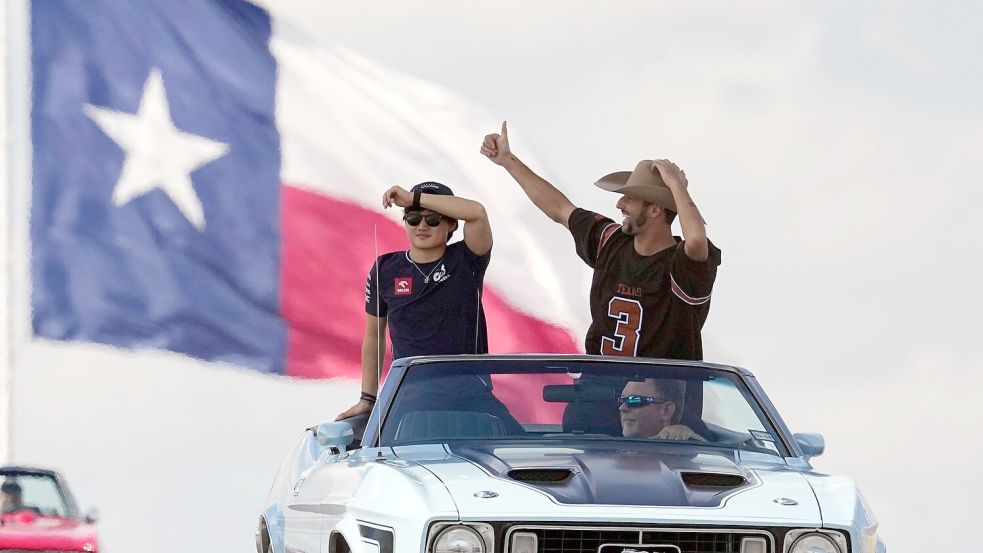 Auch Yuki Tsunoda (l) und Daniel Ricciardo fahren weiter zusammen in Red Bulls zweitem Team. Foto: Eric Gay/AP/dpa