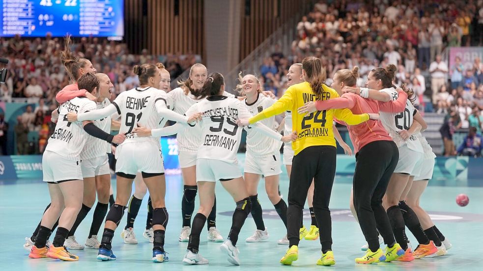 Die deutschen Handballerinnen freuen sich über ihren ersten Sieg bei Olympia. Foto: Marcus Brandt/dpa