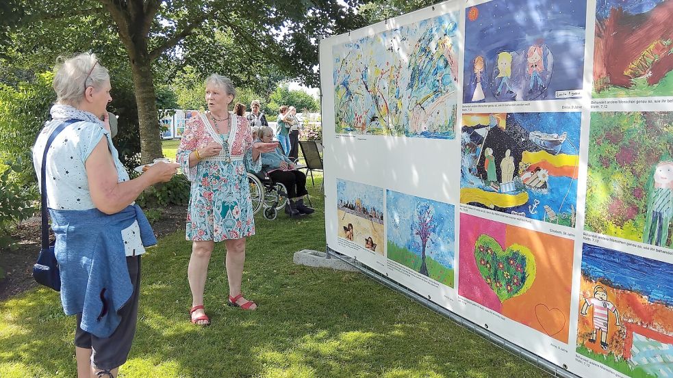 Hildegard Sjoukje Uken, Initiatorin des Kunstprojektes, führte durch die Ausstellung. Foto: Scherzer