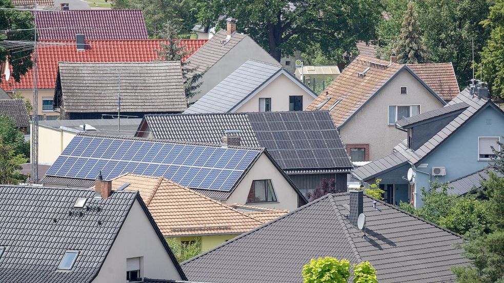 Künftig soll dichter gebaut werden - zum Beispiel im Garten der Eltern. (Archivbild) Foto: Monika Skolimowska/dpa