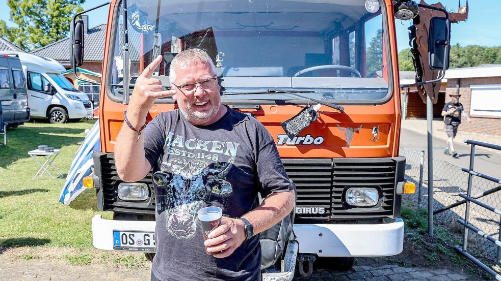 Martin ist mit dem Feuerwehr-Wagen nach Wacken gereist. Foto: Axel Heimken/dpa