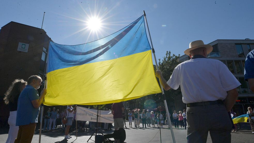 Am 29. Juli hat auf dem Denkmalsplatz in Leer die 130. Mahnwache für den Frieden stattgefunden. Die Initiatoren solidarisieren sich mit dem Projekt vornehmlich mit der Ukraine und den Opfern des Krieges. Foto: Ortgies