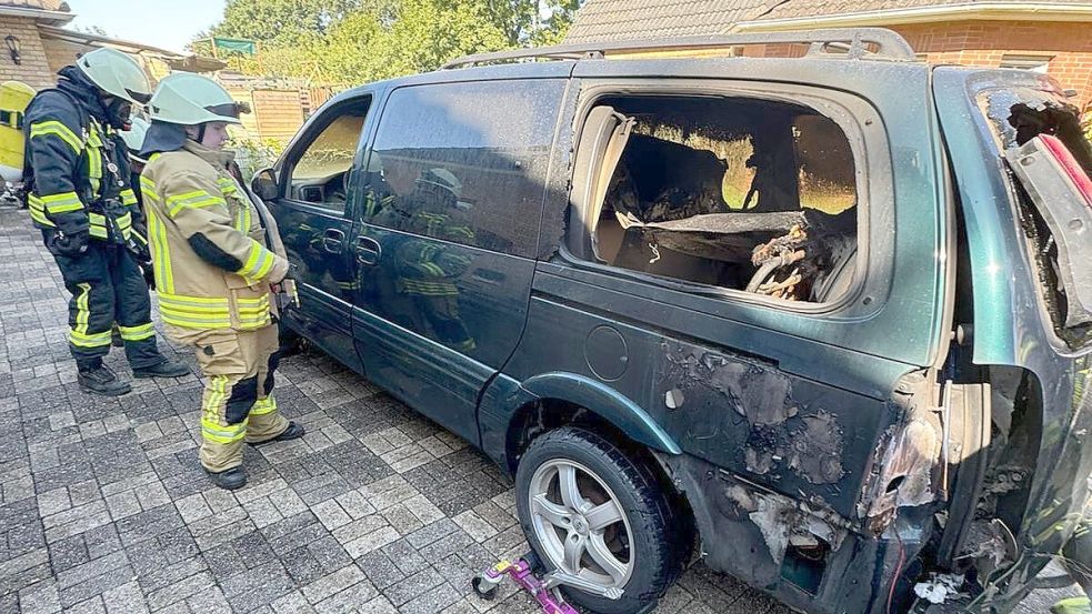 Die Feuerwehr Scharrel musste an dem brennenden Auto nur noch Nachlöscharbeiten vornehmen. Foto: Giehl