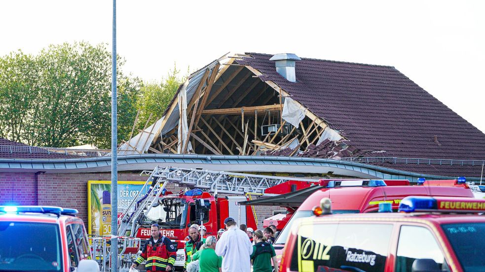 Einsatzkräfte am betroffenen Netto in Ratzeburg. 12 Personen wurden verletzt Foto: von Fehrn Fotografie