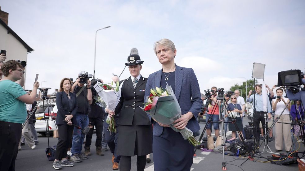 Innenministerin Yvette Cooper legt Blumen am Tatort nieder. Foto: James Speakman/PA Wire/dpa