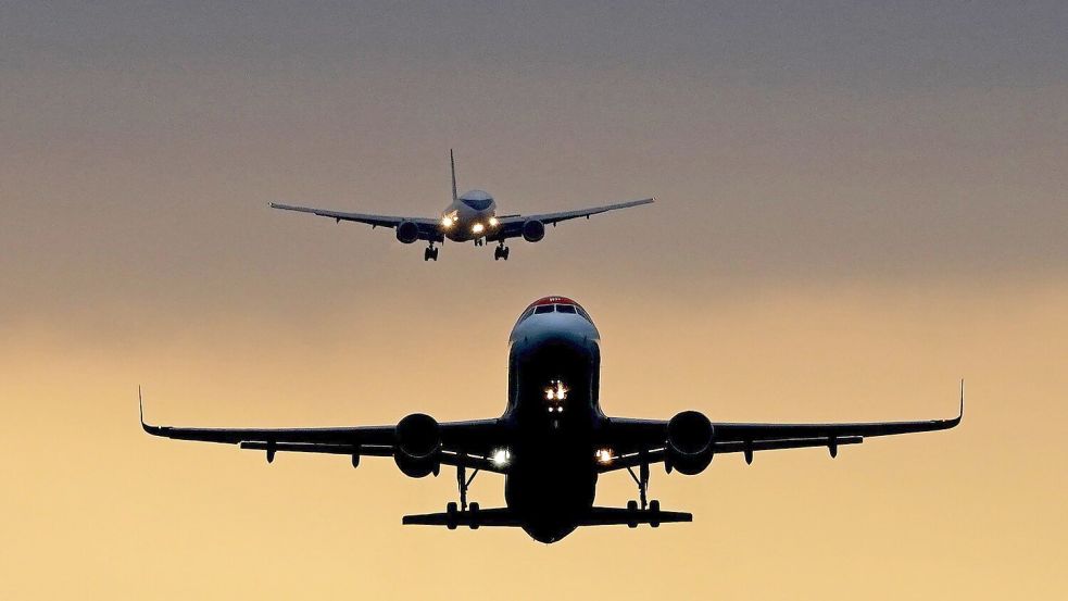 Mehr Passagiere fliegen in den Urlaub. Foto: Gareth Fuller/PA Wire/dpa