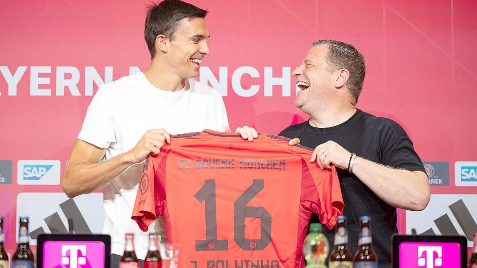 Freuen sich sichtlich auf die Zusammenarbeit: João Palhinha (l) und Max Eberl. Foto: Lukas Barth/dpa