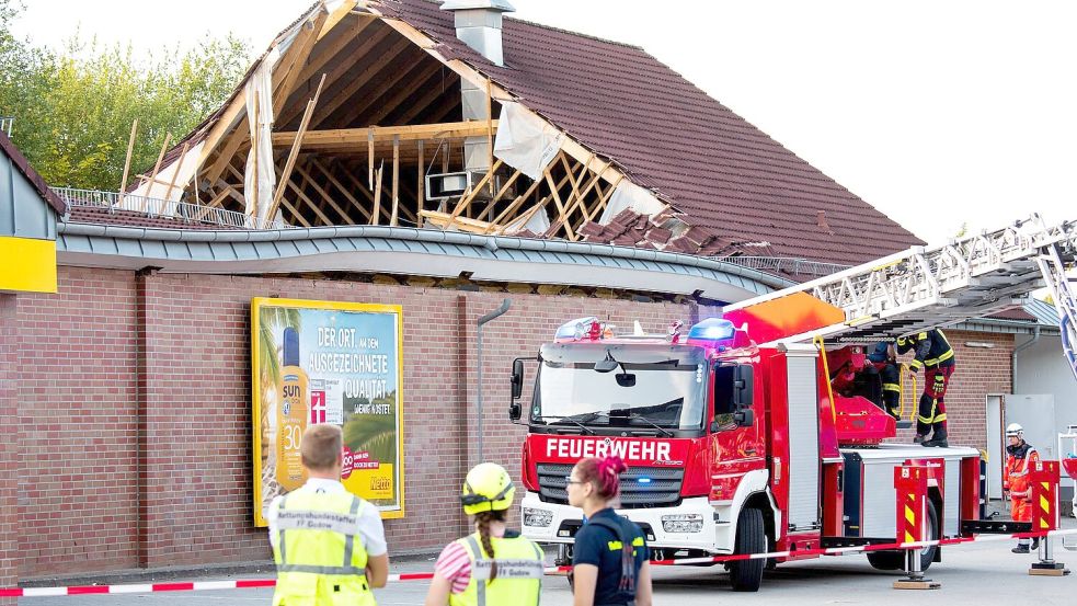 Zwölf Menschen wurden bei dem Einsturz eines Supermarktdaches leicht verletzt. Foto: Daniel Bockwoldt/dpa