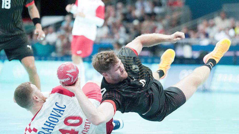 Über Kreisläufer Johannes Golla kamen Deutschlands Handballer zu einigen Toren. Foto: Marcus Brandt/dpa