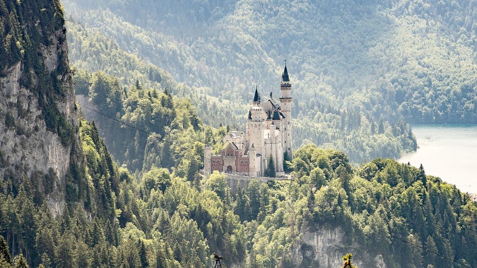 Neuschwanstein bei Schwangau im Allgäu gehört zu den berühmtesten Schlössern der Welt. Mitte 2025 wird die Unesco in Bulgarien entscheiden, ob es Welterbe wird. (Archiv) Foto: Frank Rumpenhorst/dpa