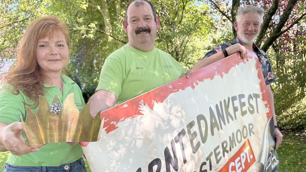 Christa Hoffschnieder (hier mit der Krone der Erntekönigin), Artur Hoffschnieder sowie Joachim Karels vom Förderverein freuen sich auf drei tolle Tage in Klostermoor. Foto: Janßen