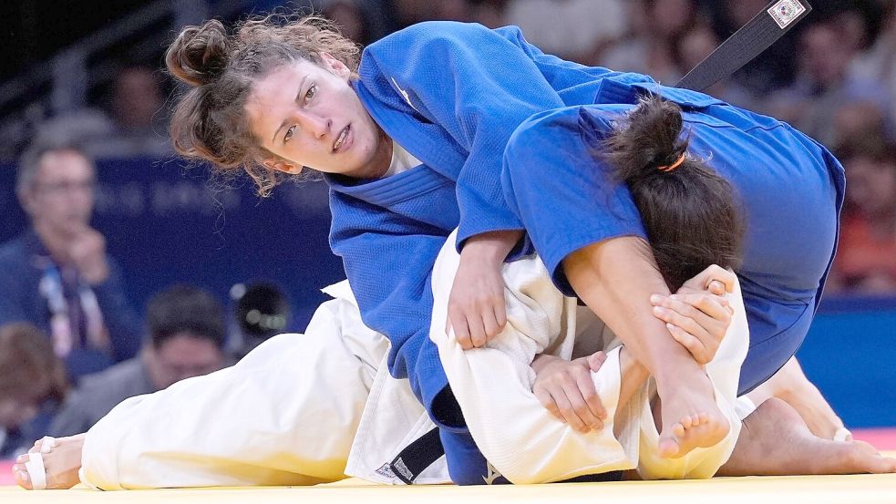 Miriam Butkereit (oben) holt in Paris die erste Medaille für das deutsche Judo-Team. Foto: Eugene Hoshiko/AP/dpa