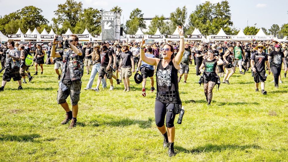 In Wacken feiern die Metalfans bei bestem Wetter. Foto: Axel Heimken/dpa