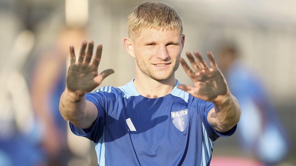 Janek Siderkiewicz und seine Mitspieler waren sich nicht zu schade, am Dienstag einige Banden aus dem Stadion zu schleppen. Fotos: Doden/Emden