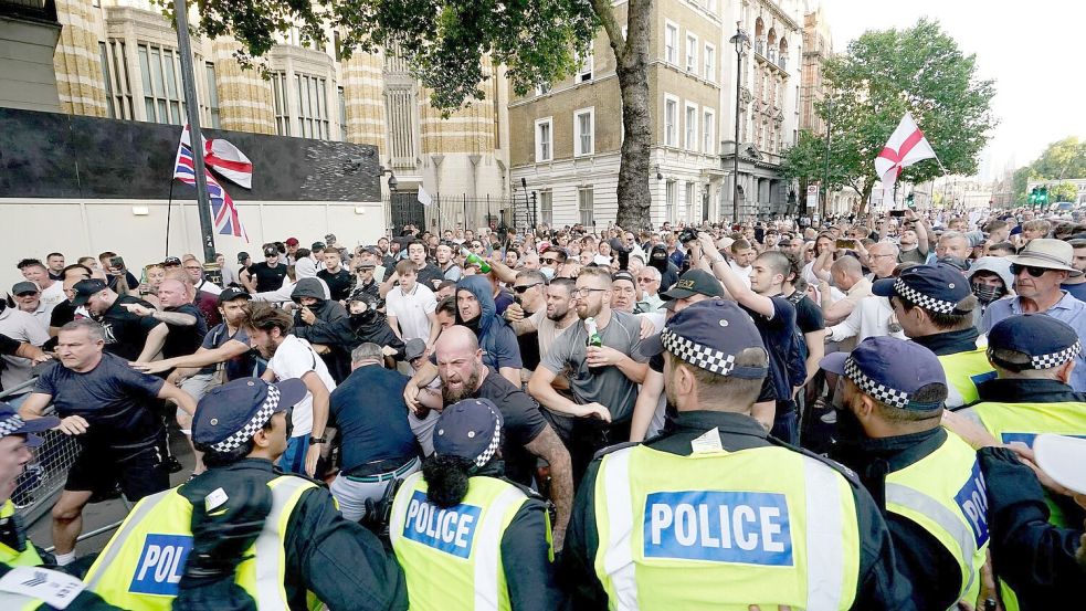 Zwischen Ultranationalisten und Polizisten gibt es Handgemenge. Foto: Jordan Pettitt/PA Wire/dpa