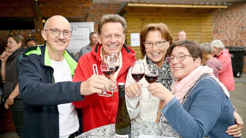 Stößchen – Beim Weinfest in Moormerland wurde der Abend genossen. Foto: Stromann