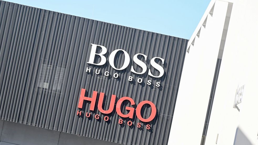 Hugo Boss will nach einem Gewinneinbruch sparen (Archivfoto) Foto: Bernd Weißbrod/dpa