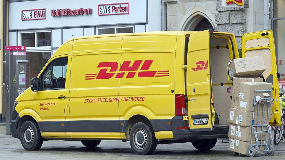 Ein Zustellfahrzeug von DHL steht an einer Straße. Der Bonner Logistiker hat in seinem Stammgeschäft - der Brief- und Paketbeförderung in Deutschland - bessere Geschäfte gemacht. Foto: Martin Schutt/dpa