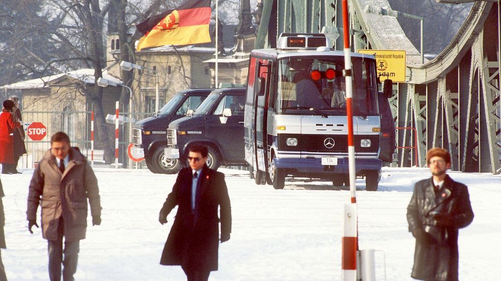 Hier fanden spektakuläre Gefangenenaustausche zwischen Ost und West statt: Die Glienicker Brücke (hier ein Archvilbild von 1986) verbindet West-Berlin mit dem damaligen DDR-Bezirk Potsdam. Foto: picture alliance / dpa