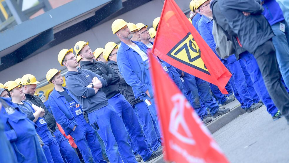 Die Sorgen werden nicht kleiner: Mitarbeiter der Meyer Werft bei der großen Kundgebung Anfang Juni dieses Jahres in Papenburg. Foto: Ortgies