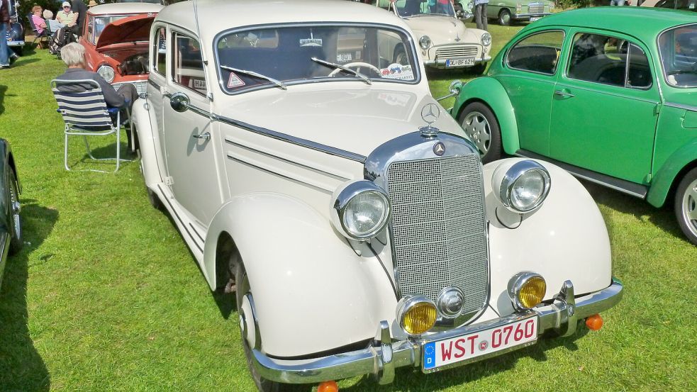 Auf dem Sportplatz in Klein Scharrel werden am 28. Juli 2024 wieder Oldtimer präsentiert. Foto: Oldtimerfreunde Klein Scharrel