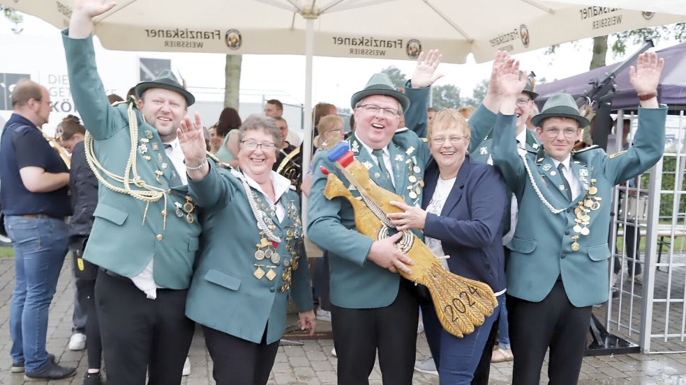 Bertold Ortmann (mit Adler) ist neuer Schützenkönig in Neuscharrel. Hier ist er mit Ehefrau Karin direkt nach dem Königsschießen zu sehen. Der Vorstand (von links) Rudolf Mai, Maria Eilers sowie Stephan Hinrichs (rechts) gratulierte.