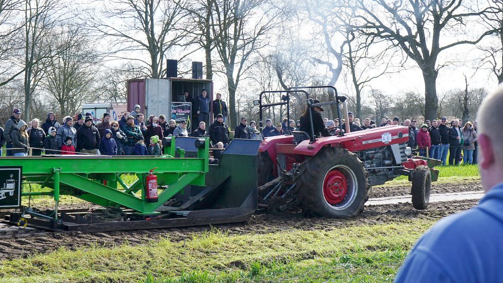 Beim Traktorpulling müssen Traktoren schwere Gewichte über eine Bahn ziehen.. Archivfoto: Hagewiesche