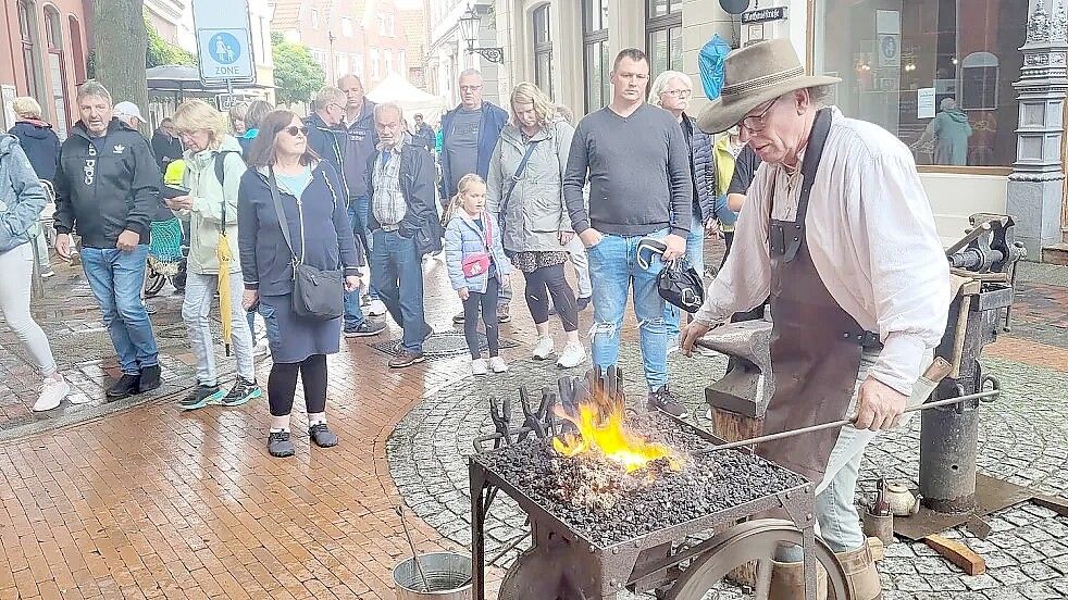 Schmied Rolf Schaa zeigte 2023 beim Kunst- und Handwerkermarkt in der Leeraner Altstadt sein Können. Foto: Wolters