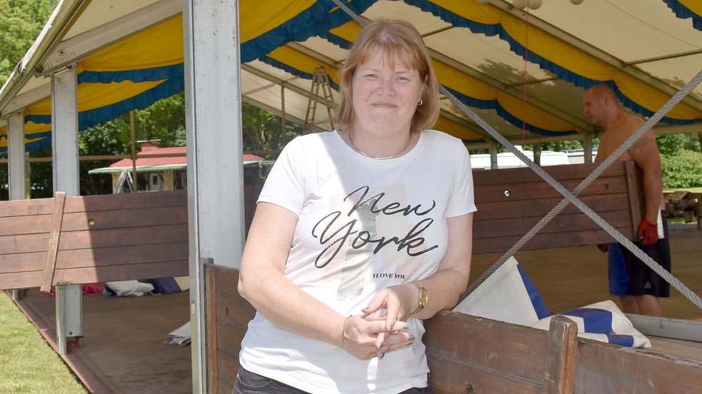 Die Vorsitzende des Schützenvereins „Eiche“ Idafehn, Silke Busboom, lehnt sich an das Festzelt, das für das dreitägige Schützenfest aufgebaut wird. Fotos: Zein