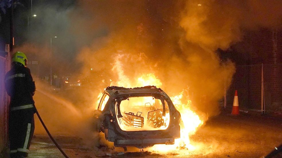 In Hartlepool ging ein Polizeiauto in Flammen auf. Foto: Owen Humphreys/PA Wire/dpa