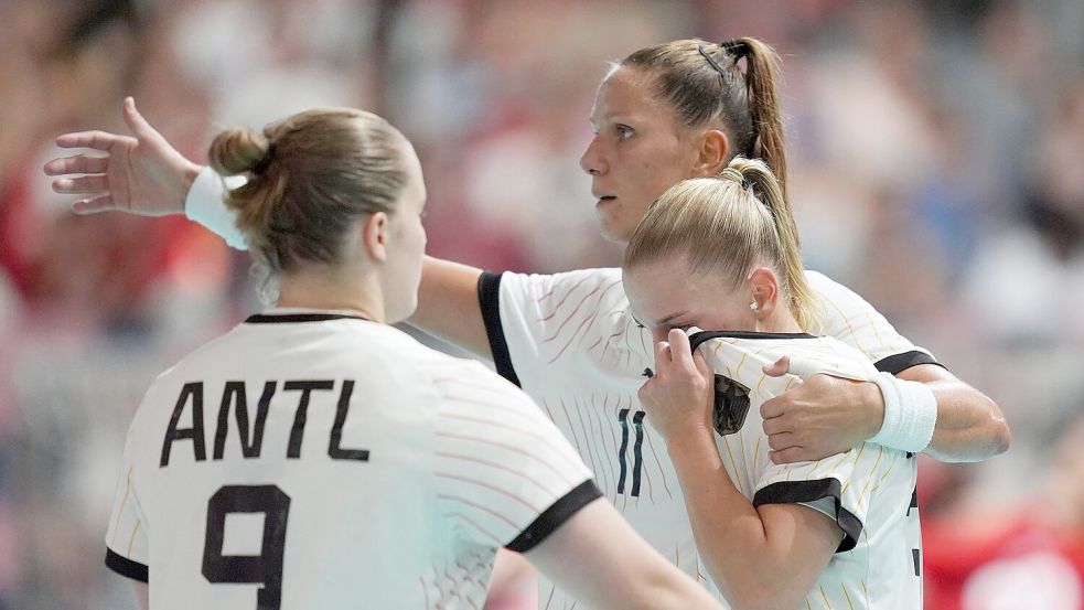 Die deutschen Handballerinnen halten gegen Dänemark lange gut mit. Foto: Marcus Brandt/dpa