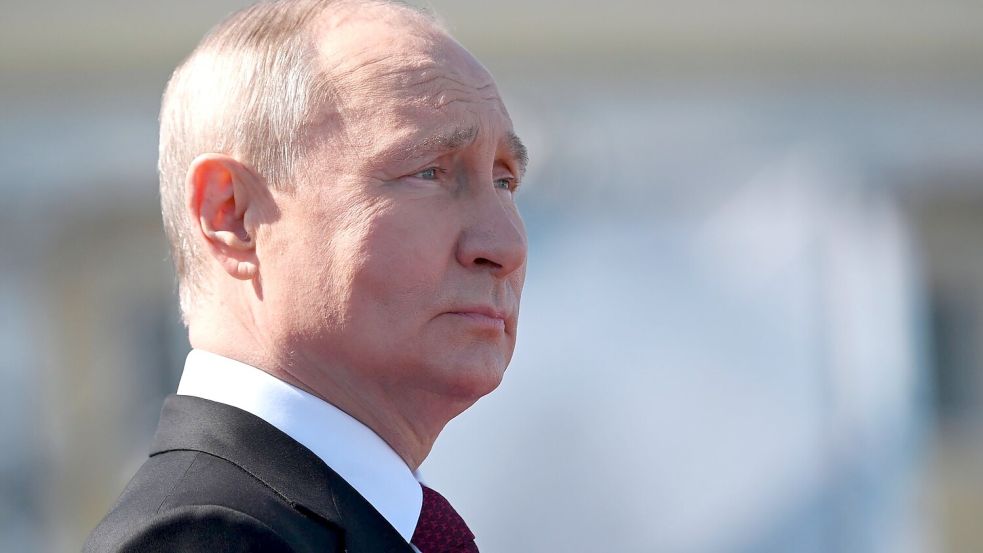 Kremlchef Putin informiert sich nach Angaben seines Sprechers täglich mehrere Stunden über den Kriegsverlauf. Foto: Alexander Kazakov/Pool Sputnik Kremlin/AP/dpa